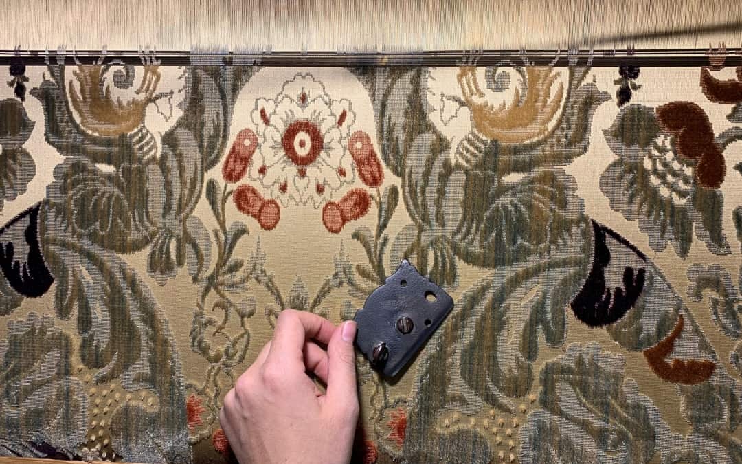 Come nasce un velluto fatto a mano: dal disegno al telaio jacquard