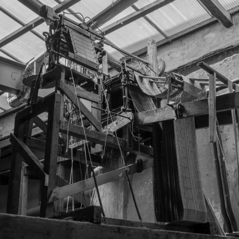 Jacquard weaving how does a handloom with this machine work