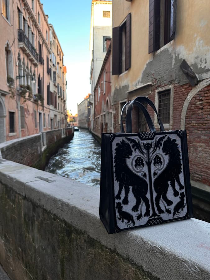 aggiungere_all'interno_dell'articolo Bevilacqua Tote Bag in velluto Rinascimento nero