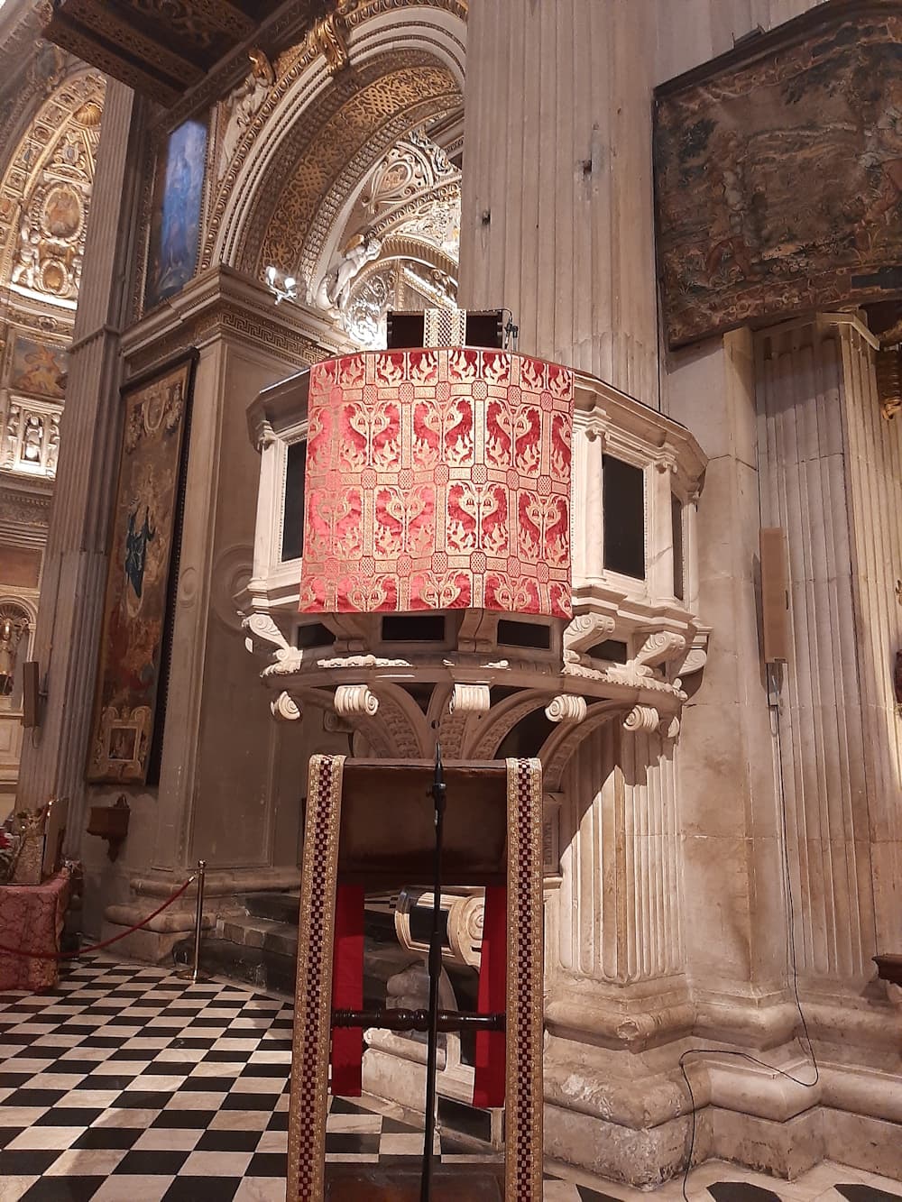 Velluto Leoni Bisantini Granata - Pulpito Basilica Santa Maria Maggiore Bergamo - Natale 2020 Certificato Fornitore Pontificio Pio XII | Tessitura Bevilacqua